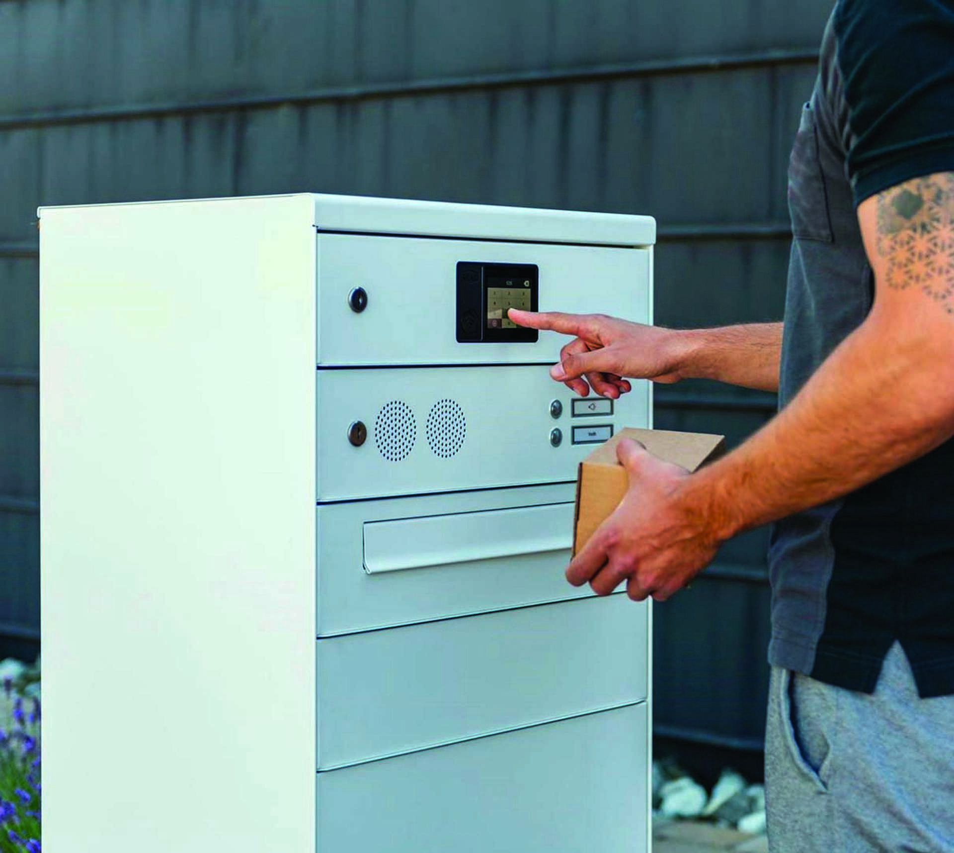 smart locker su nicchia a scomparsa per androne condominio o reception ufficio di lusso